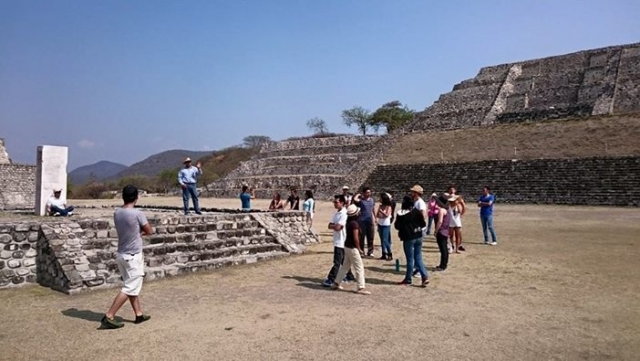 guia en zona arqueologica